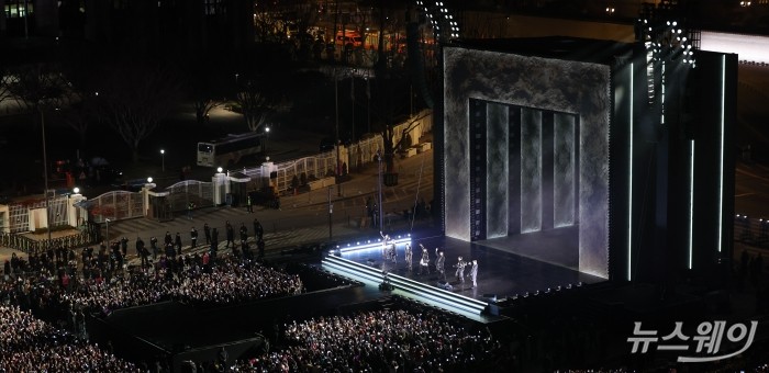 그룹 방탄소년단(BTS)이 정규 5집 '아리랑(ARIRANG)' 발매를 기념해 21일 오후 서울 광화문광장에서 열린 컴백 무대에서 공연을 펼치고 있다. 사진=사진공동취재단