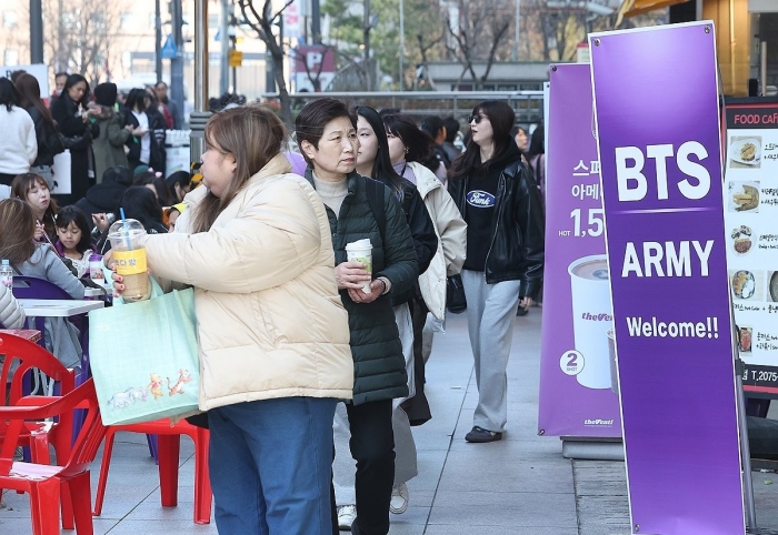 그룹 방탄소년단(BTS)이 정규 5집 '아리랑'(ARIRANG) 발매를 기념해 무료 공연 'BTS 컴백 라이브: 아리랑'(BTS THE COMEBACK LIVE｜ARIRANG)을 여는 21일 서울 광화문 광장 인근 식당에 아미를 환영한다는 안내문이 놓여 있다. 사진=연합뉴스 제공