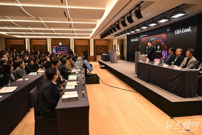 류재철 LG전자 최고경영자가 23일 오전 서울 여의도 LG트윈타워에서 열린 제24기 정기주주총회에서 '26년 사업 방향'을 주제로 발표하고 있다. 사진=강민석 기자 kms@newsway.co.kr