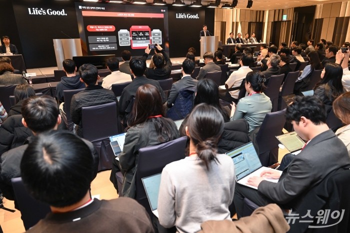 류재철 LG전자 최고경영자가 23일 오전 서울 여의도 LG트윈타워에서 열린 제24기 정기주주총회에서 '26년 사업 방향'을 주제로 발표하고 있다. 사진=강민석 기자 kms@newsway.co.kr