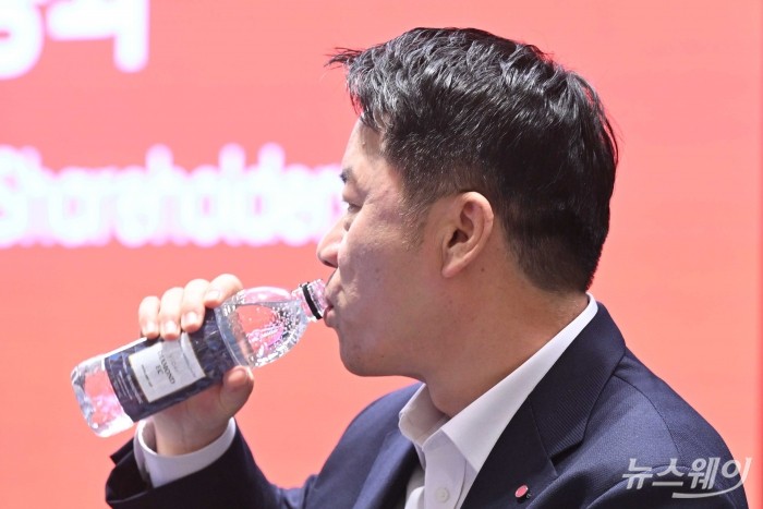 류재철 LG전자 최고경영자가 23일 오전 서울 여의도 LG트윈타워에서 열린 제24기 정기주주총회에서 물을 마시고 있다. 사진=강민석 기자 kms@newsway.co.kr