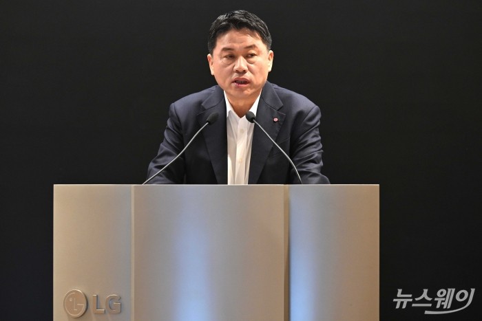 류재철 LG전자 최고경영자가 23일 오전 서울 여의도 LG트윈타워에서 열린 제24기 정기주주총회에서 '26년 사업 방향' 주제로 발표하고 있다. 사진=강민석 기자 kms@newsway.co.kr
