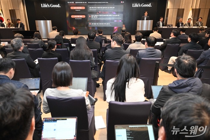 김창태 LG전자 CFO 부사장이 23일 오전 서울 여의도 LG트윈타워에서 열린 제24기 정기주주총회에서 개회선언을 하고 있다. 사진=강민석 기자 kms@newsway.co.kr