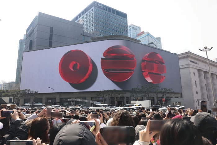 지난 20일 신세계백화점 본점 신세계스퀘어에서 공개하는 BTS 영상 사진/사진=신세계 제공