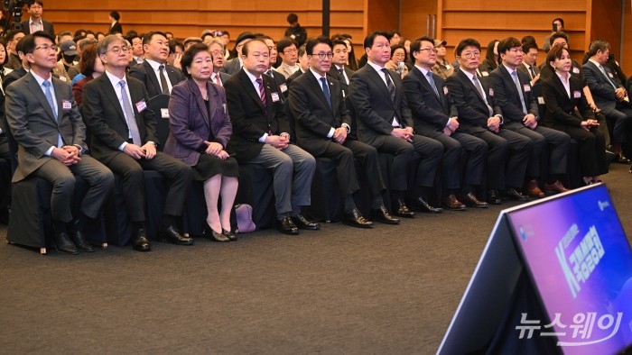 (왼쪽 다섯, 여섯 번째)김민석 국무총리와 최태원 대한상공회의소 회장을 비롯한 참석자들이 23일 오후 서울 중구 대한상공회의소에서 열린 K-국정설명회에 참석해 자리하고 있다. (왼쪽부터)김동욱 현대자동차 부사장, 한채양 이마트 대표이사, 현정은 현대그룹 회장, 양재생 부산상공회의소 회장, 김 국무총리, 최 대한상의 회장, 박승희 삼성전자 사장, 이형희 SK 부회장, 이명건 한화그룹 사장, 정기옥 엘에스씨푸드 회장 등. 사진=강민석 기자 kms@newsway.co.kr