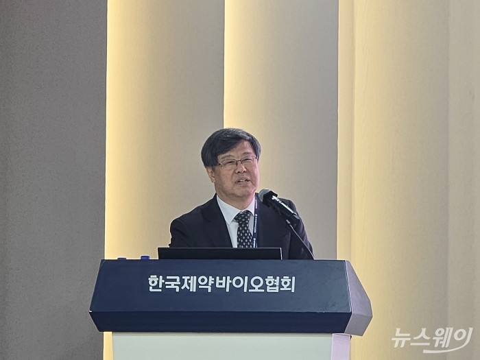 서동철 중앙대학교 약학대학 명예교수가 서울 서초구 한국제약바이오협회 4층 강당에서 23일 열린 '트럼프 2기 의약품 정책 변화, 국내 대응 전략은?' 세미나에서 발표하고 있다. 사진=이병현 기자