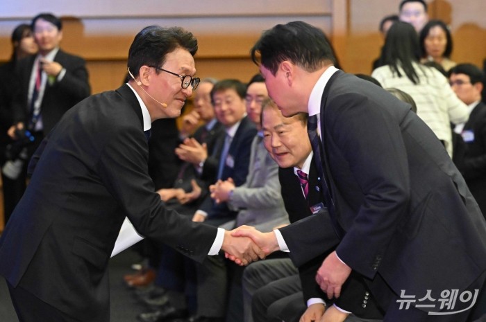 (왼쪽)김민석 국무총리와 최태원 대한상공회의소 회장이 23일 오후 서울 중구 대한상공회의소에서 열린 K-국정설명회에서 악수를 하고 있다. 사진=강민석 기자 kms@newsway.co.kr