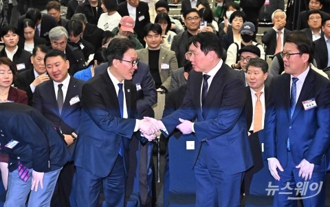 악수 나누는 김민석 국무총리·최태원 대한상의 회장