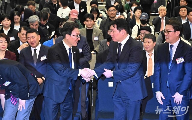 악수 나누는 김민석 국무총리·최태원 대한상의 회장