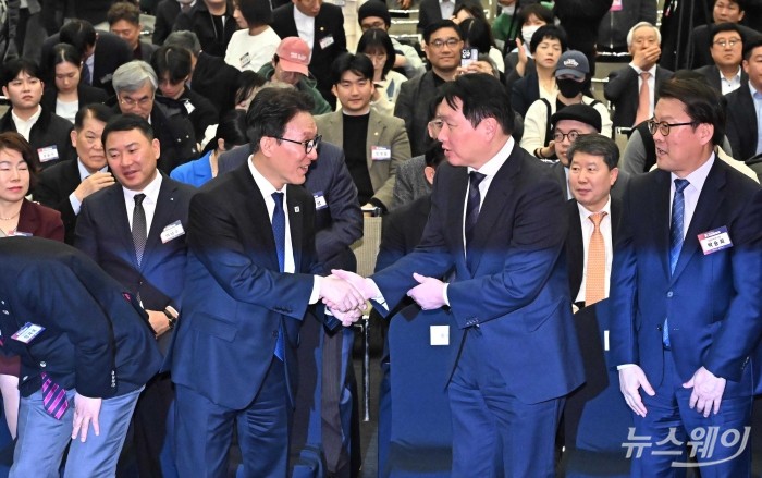 (왼쪽)김민석 국무총리와 최태원 대한상공회의소 회장이 23일 오후 서울 중구 대한상공회의소에서 열린 K-국정설명회에서 기념촬영을 마친 뒤 악수를 하고 있다. 사진=강민석 기자 kms@newsway.co.kr