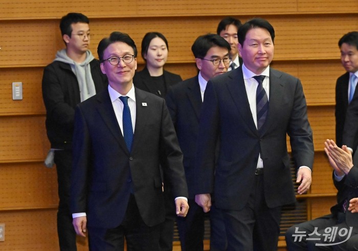 김민석 국무총리와 최태원 대한상공회의소 회장이 23일 오후 서울 중구 대한상공회의소에서 열린 K-국정설명회에 참석하기 위해 자리로 이동하고 있다. 사진=강민석 기자 kms@newsway.co.kr