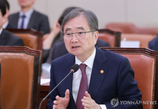 조현 외교부 장관이 17일 국회에서 열린 외교통일위원회 전체회의에서 의원 질의에 답하고 있다. 사진=연합뉴스