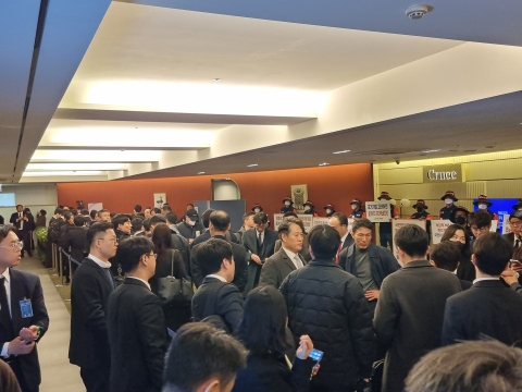 고려아연 주총장 일촉즉발 신경전···또 '중복 위임장' 공방