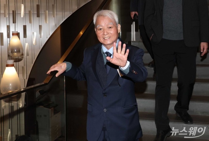 강성두 영풍 사장이 24일 오전 서울 중구 코리아나호텔에서 열린 제52기 고려아연 정기주주총회에 입장하기 위해 주총장으로 향하고 있다. 사진=강민석 기자 kms@newsway.co.kr