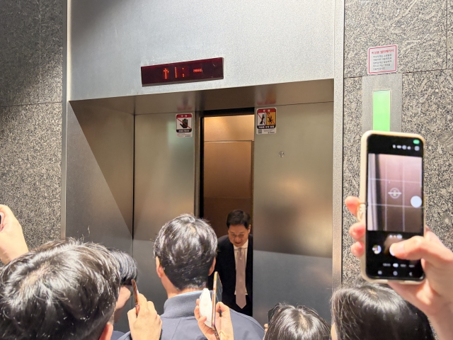 'IMSI 논란' LGU+ 홍범식, '고객 불안' 질의에 묵묵부답