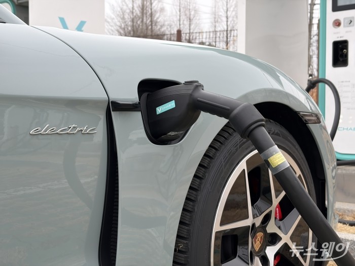 포르쉐 타이칸 충전 모습. 사진=권지용 기자