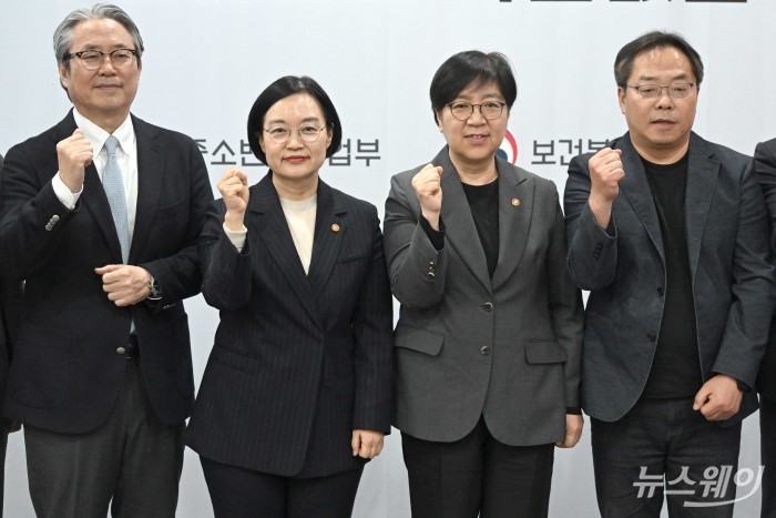 (오른쪽 두 번째)정은경 보건복지부 장관과 (왼쪽 두 번째)한성숙 중소벤처기업부 장관을 비롯한 참석자들이 24일 오후 서울 서초구 제약바이오협회에서 열린 제약바이오 창업기업 육성 협업 간담회에서 기념촬영을 하고 있다. 사진=강민석 기자 kms@newsway.co.kr