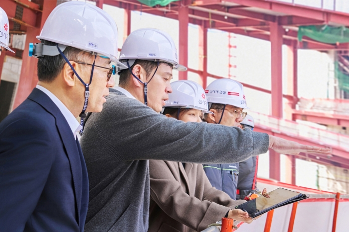정용진 신세계그룹 회장이 지난 23일 스타필드 청라 현장을 둘러보고 있는 모습. 사진=신세계그룹 제공