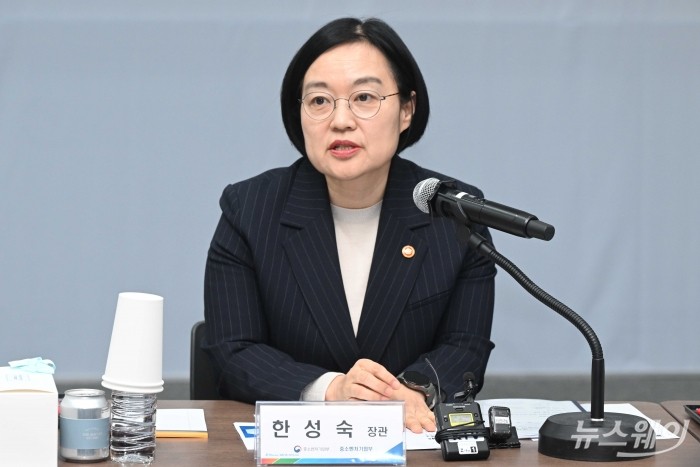 한성숙 중소벤처기업부 장관이 24일 오후 서울 서초구 제약바이오협회에서 열린 제약바이오 창업기업 육성 협업 간담회에서 모두발언을 하고 있다. 사진=강민석 기자 kms@newsway.co.kr