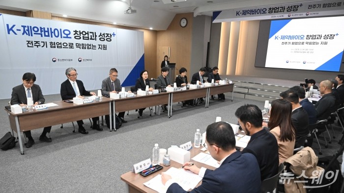 (왼쪽 네 번째)한성숙 중소벤처기업부 장관이 24일 오후 서울 서초구 제약바이오협회에서 열린 제약바이오 창업기업 육성 협업 간담회에서 모두발언을 하고 있다. 사진=강민석 기자 kms@newsway.co.kr