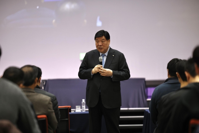 셀트리온 사망 사고에 고개 숙인 서정진···"문제 면밀히 살필 것"