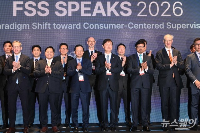 'FSS SPEAKS' 기념촬영 갖는 이찬진 금감원장과 외국계 금융업계
