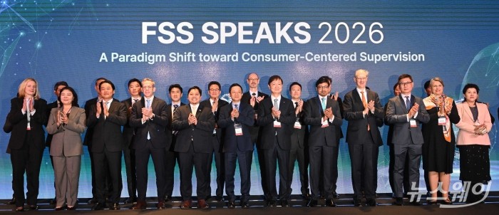 (앞 줄 왼쪽 일곱 번째)이찬진 금융감독원장을 비롯한 참석자들이 25일 오전 서울 여의도 한국경제인협회 컨퍼런스센터에서 열린 FSS SPEAKS 2026에서 기념촬영을 하고 있다. 사진=강민석 기자 kms@newsway.co.kr