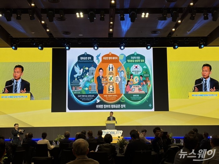 2027 평양 국제 전기차 엑스포(PIEVE) 추진을 위한 라운드테이블이 제13회 국제e모빌리티엑스포 기간 중인 25일 제주신화월드 랜딩볼룸에서 열렸다. 사진=권지용 기자