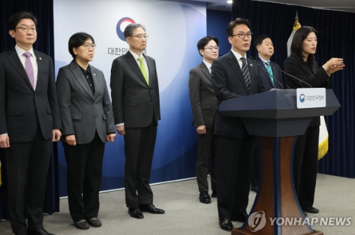 김민석 국무총리가 25일 서울 종로구 정부서울청사에서 비상경제 대응체계 관련 브리핑을 하고 있다. 사진=연합뉴스