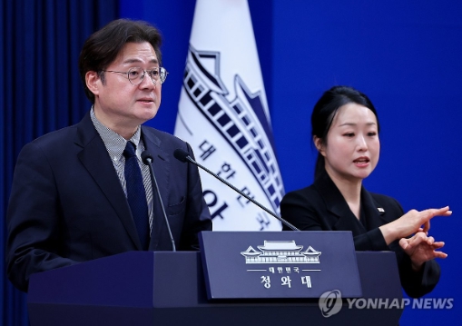 홍익표 정무수석이 25일 청와대 춘추관에서 청와대 비상경제상황실 구성 관련 브리핑을 하고 있다. 사진=연합뉴스