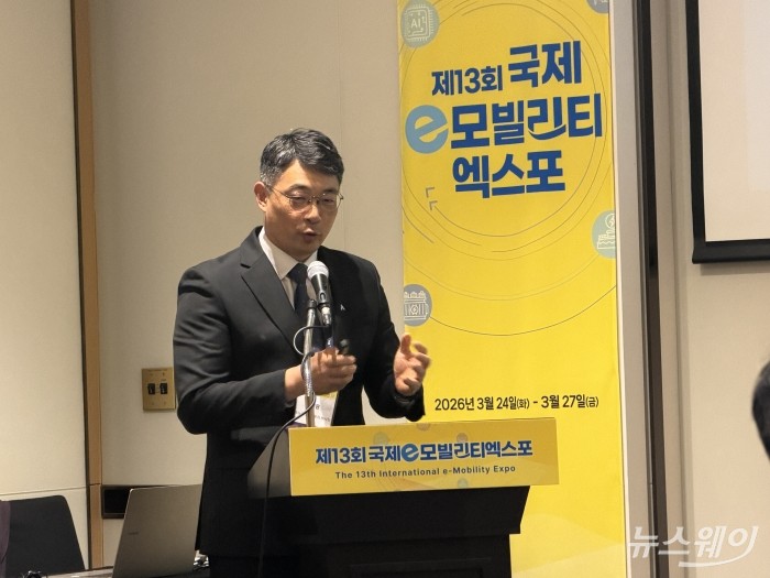 25일 제주 서귀포 제주신화월드에서 열린 '모빌리티 산업 자율주행·AI 신규 트렌드와 규제 방향' 세미나에서 유병용 오토노머스에이투지 부사장이 발표하고 있다. 사진=권지용 기자