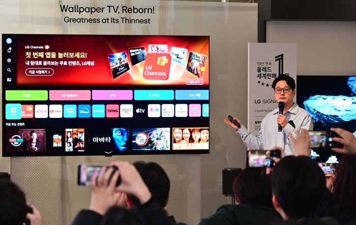 LG전자가 역대 가장 밝고 정확한 컬러, 초저반사를 구현한 압도적 화질이 특징인 2026년형 LG 올레드 에보를 선보였다. LG전자 MS사업본부 권태진 디스플레이솔루션기획팀장이 신제품의 생성형 AI 기능을 시연하고 있다.