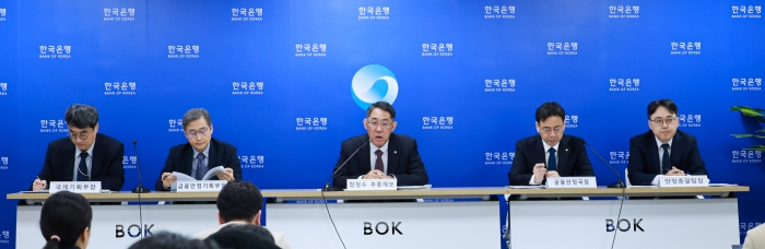 26일 오전 서울 중구 한국은행에서 열린 금융안정 상황(2026년 3월) 설명회. 사진 왼쪽부터 유재현 국제기획부장, 이정연 금융안정기획부장, 장정수 부총재보, 임광규 금융안정국장, 김정호 안정총괄팀장 (사진= 한국은행)