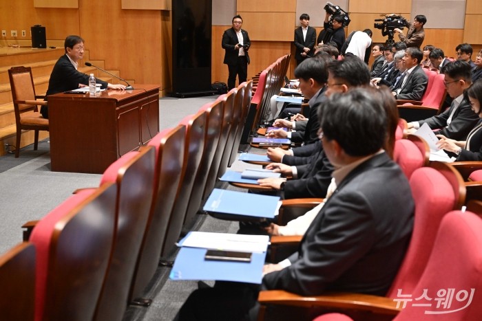 이찬진 금융감독원장이 26일 오전 서울 여의도 금융감독원에서 열린 출입기자단 간담회에서 모두 발언을 하고 있다. 사진=강민석 기자 kms@newsway.co.kr