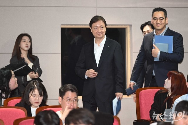 출입기자단 간담회 향하는 이찬진 금감원장