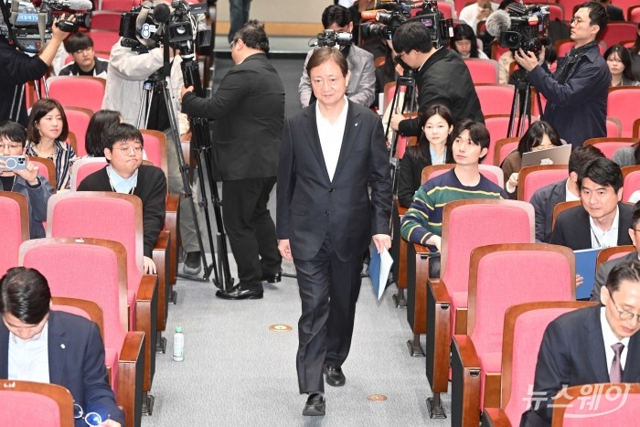 이찬진 금융감독원장이 26일 오전 서울 여의도 금융감독원에서 열린 출입기자단 간담회에 참석하기 위해 자리로 이동하고 있다. 사진=강민석 기자 kms@newsway.co.kr