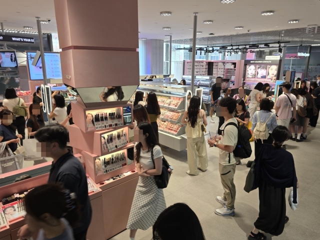 화장품 돈 되자 건설·식품·금융까지 가세···'묻지마 진출' 괜찮나