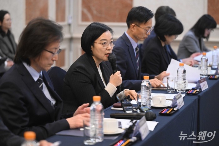 한성숙 중소벤처기업부 장관이 26일 오후 서울 여의도 켄싱턴호텔에서 진행된 중소기업 기술탈취 신문고 출범식 및 간담회에서 모두발언을 하고 있다. 사진=강민석 기자 kms@newsway.co.kr