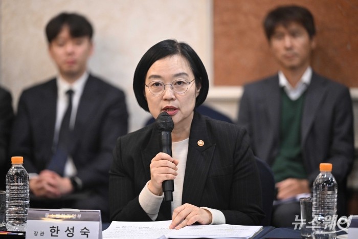 한성숙 중소벤처기업부 장관이 26일 오후 서울 여의도 켄싱턴호텔에서 진행된 중소기업 기술탈취 신문고 출범식 및 간담회에서 모두발언을 하고 있다. 사진=강민석 기자 kms@newsway.co.kr