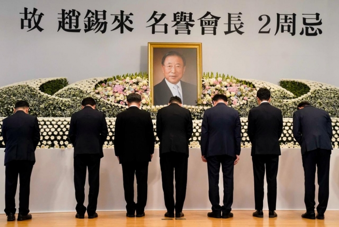 29일 서울 마포구 효성 마포본사에서 열린 고 조석래 효성 명예회장 2주기 추모식에서 효성 임직원들이 헌화 후 묵념을 하고 있다. 사진=효성 제공