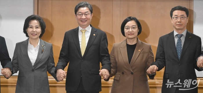 (오른쪽 두 번째)한성숙 중소벤처기업부 장관과 (왼쪽 두 번째)이억원 금융위원장을 비롯한 참석자들이 27일 오후 서울 중구 은행회관에서 열린 '경영위기 소상공인·서민취약계층 선제적 및 복합적인 지원을 위한 업무협약식'에서 기념촬영을 하며 손을 잡고 있다. (왼쪽부터)김은경 서민금융진흥원장, 이 금융위원장, 한 중기부 장관, 원영준 신용보증재단중앙회장. 사진=강민석 기자 kms@newsway.co.kr