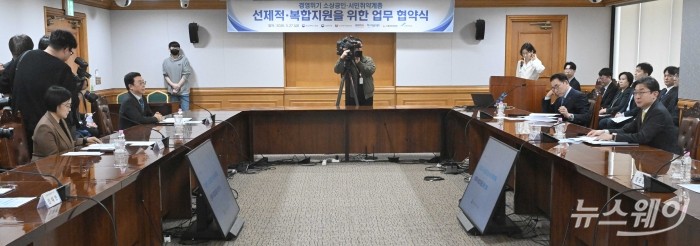 (오른쪽)이억원 금융위원장이 27일 오후 서울 중구 은행회관에서 열린 '경영위기 소상공인·서민취약계층 선제적 및 복합적인 지원을 위한 업무협약식'에서 모두발언을 하고 있다. 사진=강민석 기자 kms@newsway.co.kr