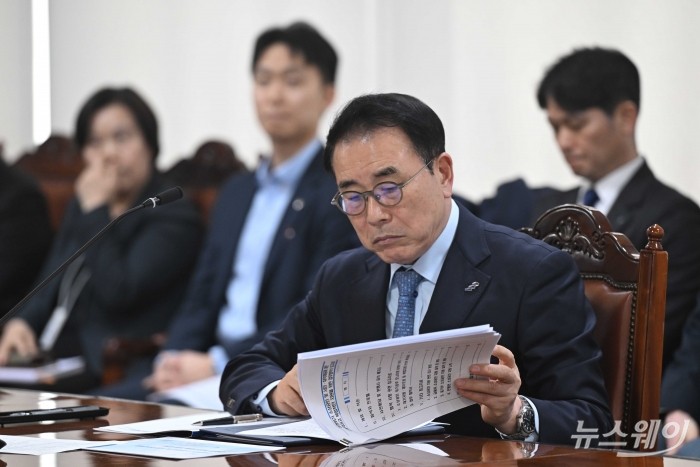 조용병 은행연합회장이 27일 오후 서울 중구 은행회관에서 열린 '경영위기 소상공인·서민취약계층 선제적 및 복합적인 지원을 위한 업무협약식'에 참석해 자료를 살펴보고 있다. 사진=강민석 기자 kms@newsway.co.kr