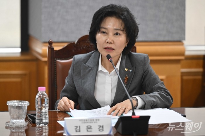 김은경 서민금융진흥원장이 27일 오후 서울 중구 은행회관에서 열린 '경영위기 소상공인·서민취약계층 선제적 및 복합적인 지원을 위한 업무협약식'에서 발언을 하고 있다. 사진=강민석 기자 kms@newsway.co.kr