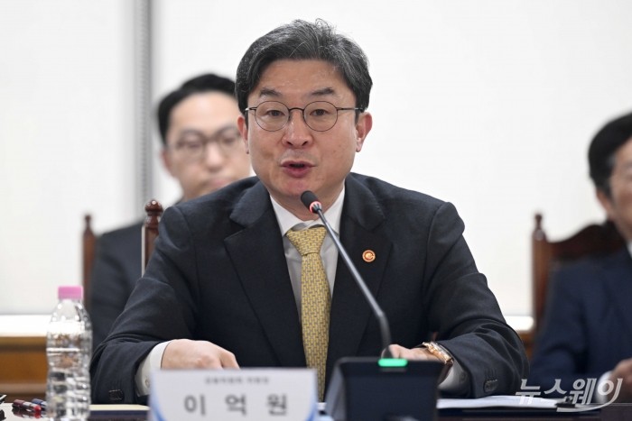 이억원 금융위원장이 27일 오후 서울 중구 은행회관에서 열린 '경영위기 소상공인·서민취약계층 선제적 및 복합적인 지원을 위한 업무협약식'에서 모두발언을 하고 있다. 사진=강민석 기자 kms@newsway.co.kr