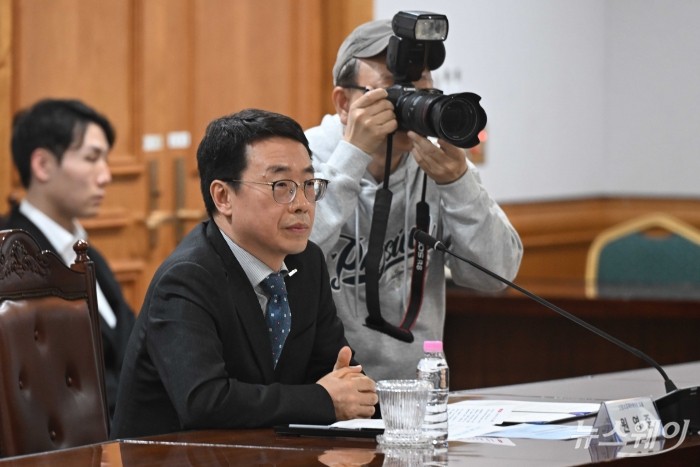 원영준 신용보증재단중앙회장이 27일 오후 서울 중구 은행회관에서 열린 '경영위기 소상공인·서민취약계층 선제적 및 복합적인 지원을 위한 업무협약식'에 참석해 이억원 금융위원장의 모두발언을 경청하고 있다. 사진=강민석 기자 kms@newsway.co.kr