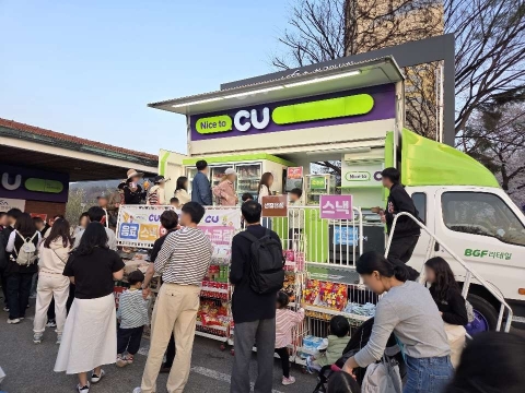 CU 이동형 편의점 출동 4배 급증···축제·행사 현장서 인기