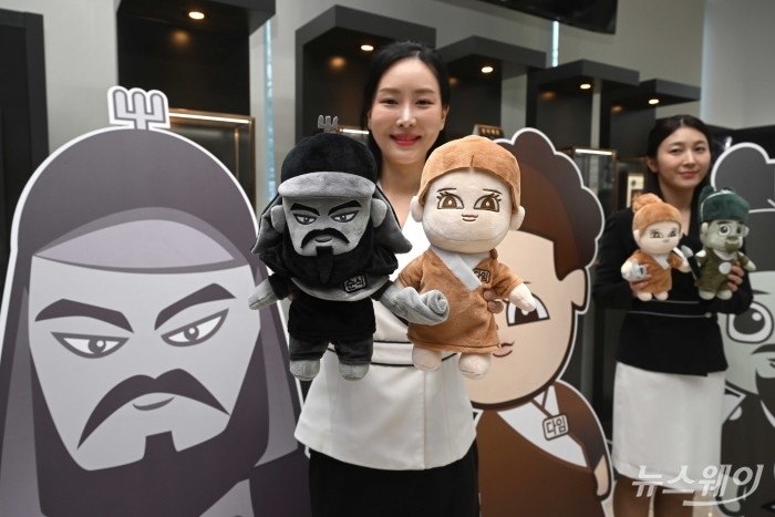 한국조폐공사가 30일 오전 서울 마포구 화폐제품판매관에서 화폐의 문화적 가치를 새롭게 조명하고 MZ세대와의 깊이 있게 소통하기 위한 세계관 마케팅 캐릭터 '조팸스(JOFAMS)'를 공개하고 있다. 사진=강민석 기자 kms@newsway.co.kr