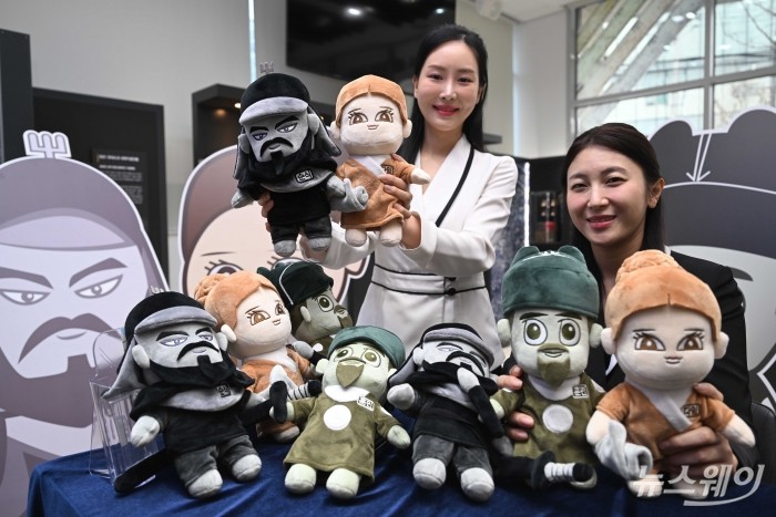 한국조폐공사가 30일 오전 서울 마포구 화폐제품판매관에서 화폐의 문화적 가치를 새롭게 조명하고 MZ세대와의 깊이 있게 소통하기 위한 세계관 마케팅 캐릭터 '조팸스(JOFAMS)'를 공개하고 있다. 사진=강민석 기자 kms@newsway.co.kr