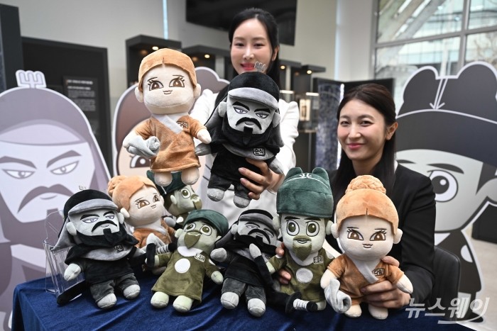 한국조폐공사가 30일 오전 서울 마포구 화폐제품판매관에서 화폐의 문화적 가치를 새롭게 조명하고 MZ세대와의 깊이 있게 소통하기 위한 세계관 마케팅 캐릭터 '조팸스(JOFAMS)'를 공개하고 있다. 사진=강민석 기자 kms@newsway.co.kr